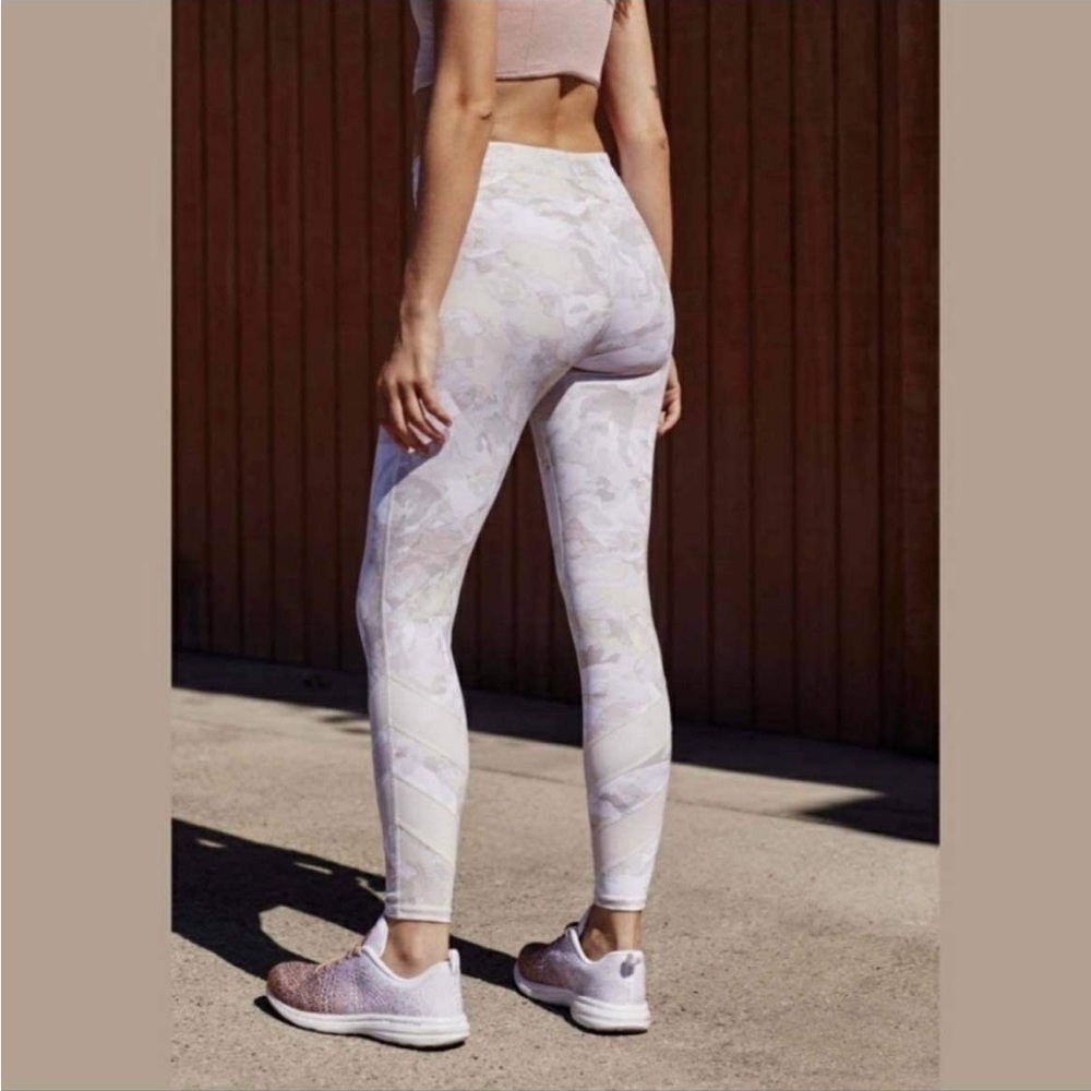 Free People FP Movement Daybreak grey pink  wash camo print leggings XS - Picture 2 of 16